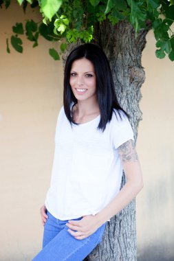 Esmer saçlı genç güzel kadın