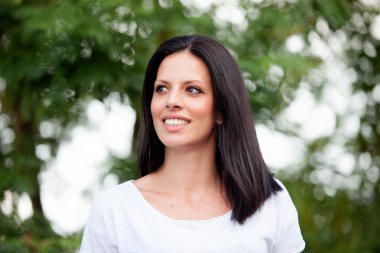 Esmer saçlı genç güzel kadın