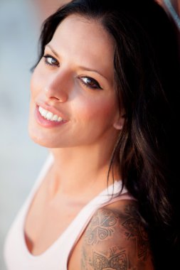 Kırmızı tuğla duvar arka plan ile güzel esmer