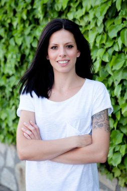 Esmer saçlı genç güzel kadın