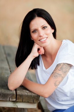 Güzel bir parkta rahat serin kız 