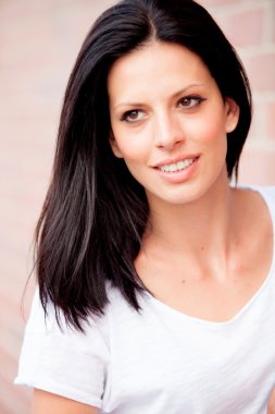 Sokakta güzel genç kadın