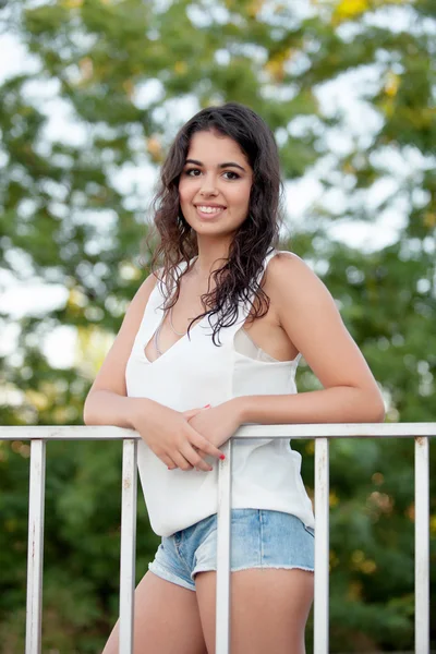 Menina morena adolescente bonita — Fotografia de Stock