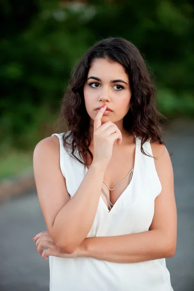 Pensativo hermosa chica morena relajarse en el parque —  Fotos de Stock