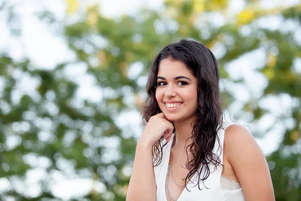 Hermosa chica morena relajándose en el parque — Foto de Stock