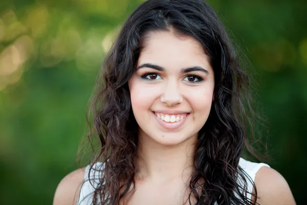 Mooie brunette meisje ontspannen in het park — Stockfoto