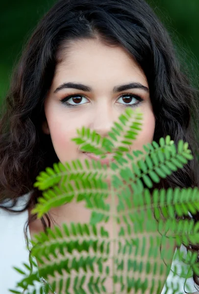 Menina morena bonita relaxante no parque — Fotografia de Stock