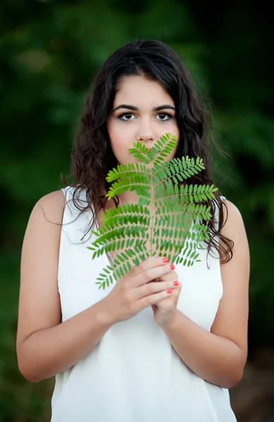 Menina morena bonita relaxante no parque — Fotografia de Stock