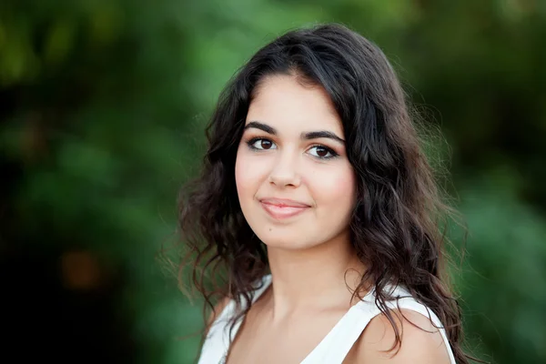 Menina morena bonita relaxante no parque — Fotografia de Stock