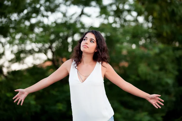 Hermosa chica morena relajándose en el parque —  Fotos de Stock