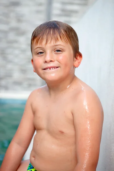 Menino louro engraçado na piscina — Fotografia de Stock