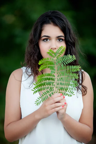 Menina morena bonita relaxante no parque — Fotografia de Stock