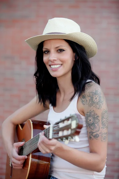 Barna csinos nő egy gitározni — Stock Fotó