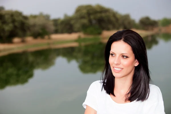 Relajada chica fresca en un hermoso parque — Foto de Stock