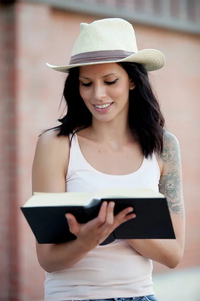 Morena bonita mujer leyendo un libro — Foto de Stock