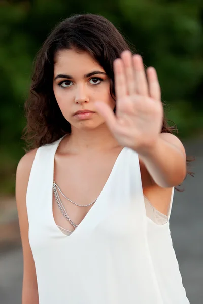 Poważne brunetka dziewczyna Dokonywanie znak stop — Zdjęcie stockowe