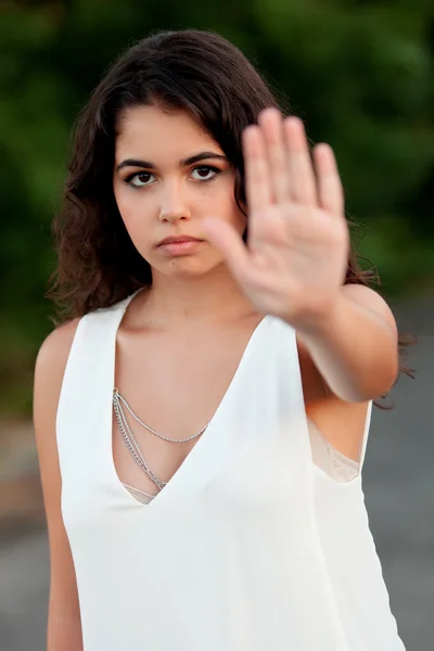 Chica morena seria haciendo señal de stop —  Fotos de Stock