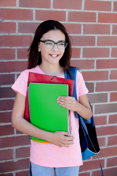 Chica preadolescente con mochila y libros — Foto de Stock