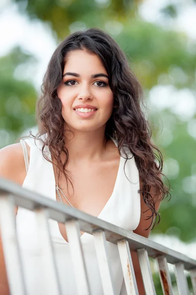 Menina morena bonita relaxante no parque — Fotografia de Stock