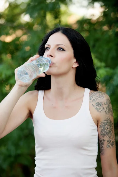 Beautiful woman drinking water — Stock Photo, Image