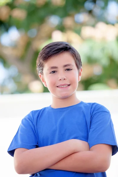 Смешной ребенок 10 лет в голубой футболке — стоковое фото