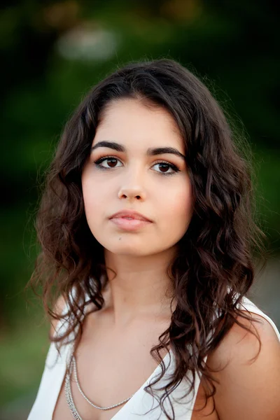 Beautiful brunette girl relaxing in the park — Stock Photo, Image