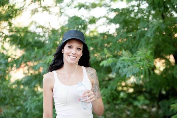 Belle femme boire de l'eau pendant la randonnée — Photo