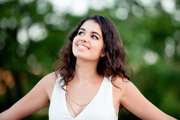 Mooie brunette meisje ontspannen in het park — Stockfoto