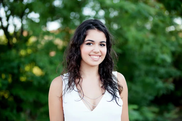 Menina morena bonita relaxante no parque — Fotografia de Stock