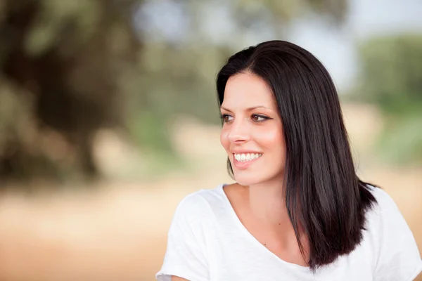 Joven hermosa mujer con cabello moreno — Foto de Stock