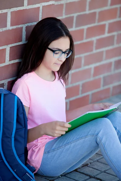 Preteenager fille avec sac à dos — Photo