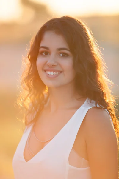 Mujer feliz sonriendo y mirando a la cámara en el soleado día de verano . — Foto de Stock