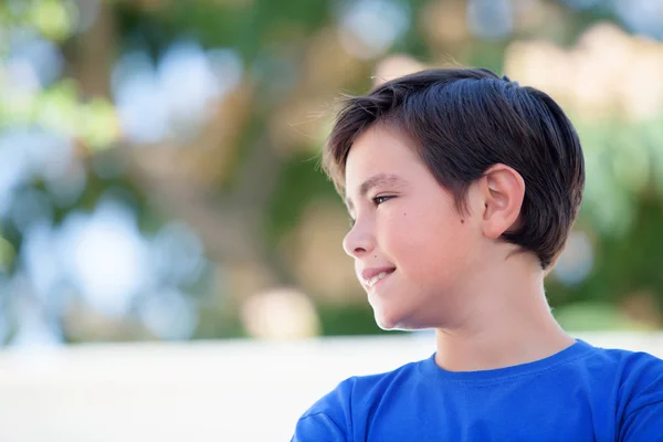 Grappige kind tien jaar oud met blauw t-shirt — Stockfoto