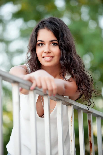 Bella ragazza bruna rilassante nel parco — Foto Stock