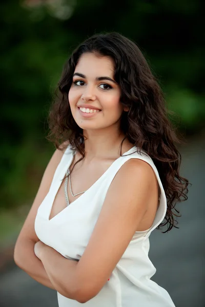 Hermosa chica morena relajándose en el parque — Foto de Stock