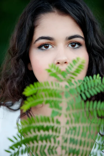 Menina morena bonita relaxante no parque — Fotografia de Stock