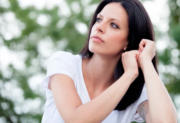 Giovane bella donna con capelli castani — Foto Stock