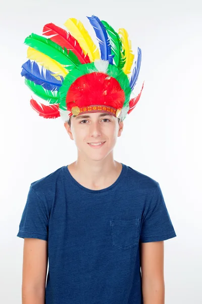 Мальчик-подросток с перьями индейцев разных цветов — стоковое фото