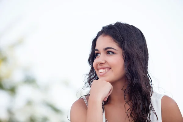 Beautiful brunette girl relaxing in the park — Stock Photo, Image