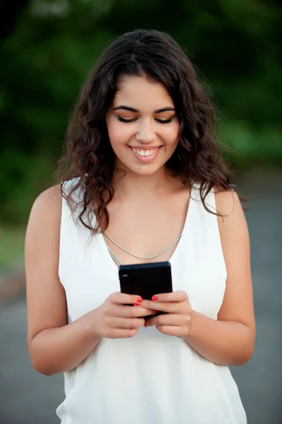 Menina morena atraente com celular — Fotografia de Stock