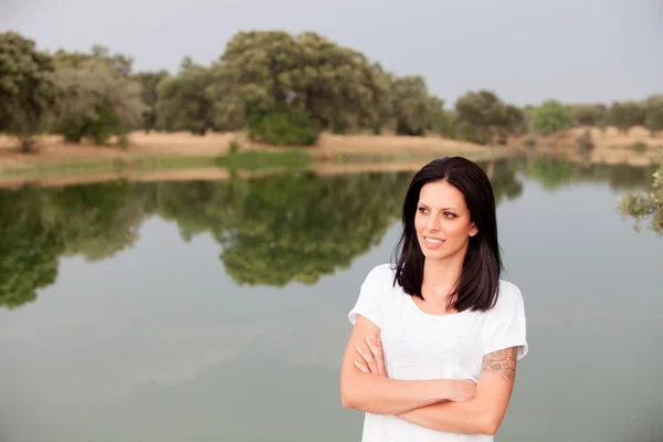 Relaxed fată rece într-un parc frumos — Fotografie, imagine de stoc