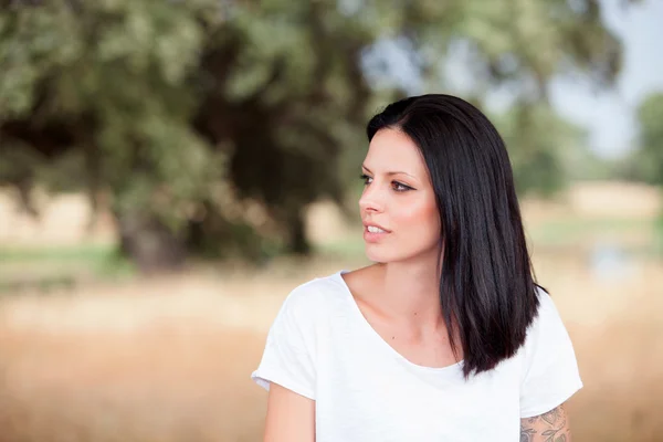 Giovane bella donna con capelli castani — Foto Stock