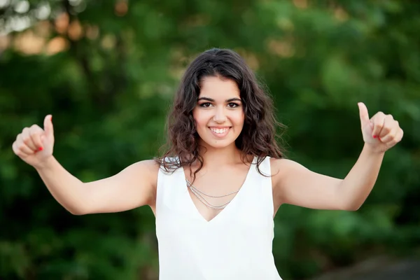 Beautiful brunette girl relaxing in the park — Stock Photo, Image