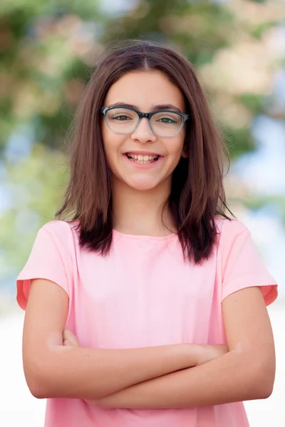 Menina pré-adolescente usando óculos — Fotografia de Stock