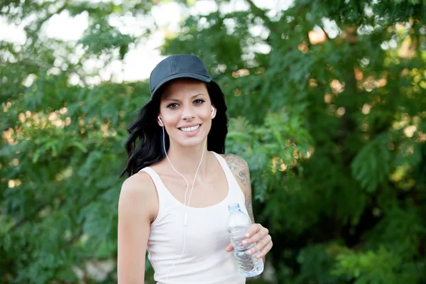 Belle femme boire de l'eau pendant la randonnée — Photo