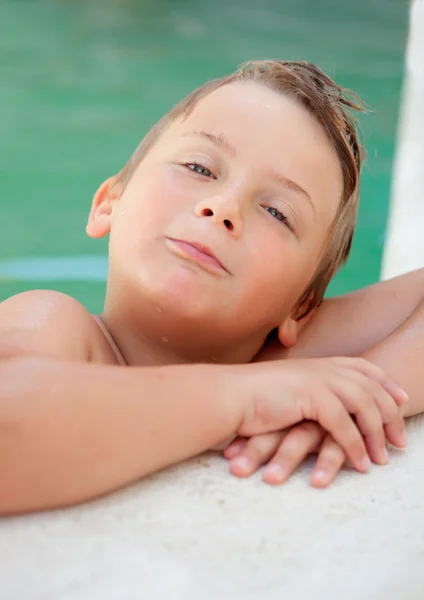 Rolig blond pojke i poolen — Stockfoto