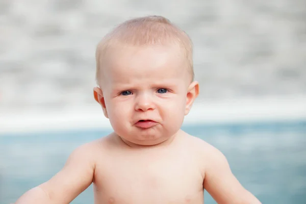 Petit bébé de six mois aux yeux bleus et blonds — Photo