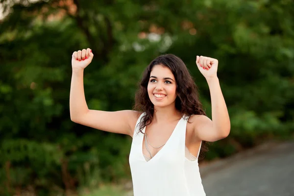 Mooie brunette meisje ontspannen in het park — Stockfoto