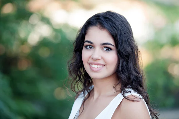 Mooie brunette meisje ontspannen in het park — Stockfoto