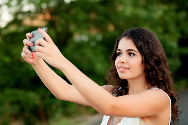 Brunett tjej får ett foto med mobiltelefon — Stockfoto